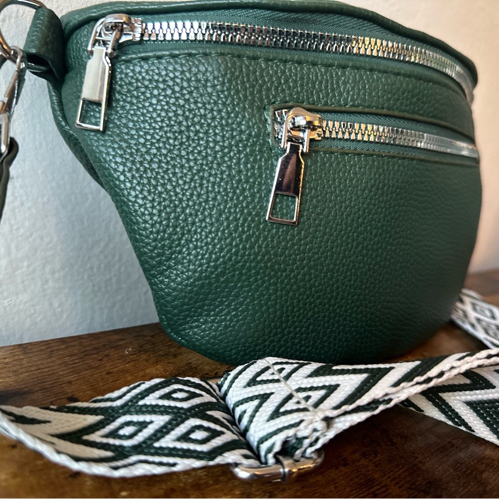 Women’s Hunter Green Crossbody or Waist Bag Faux Pebbled Leather NWT - Picture 4 of 6